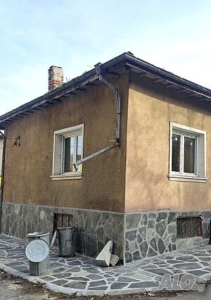 Къща на плоча в центъра на Първенец