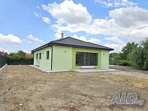 Нова къща с три спални, самостоятелна, двор 600 кв.м.