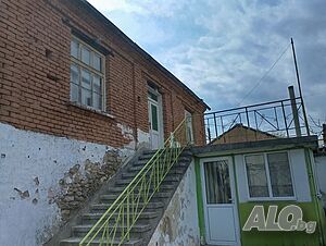 Двуетажна къща с двор в с. Тополово