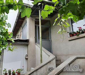 Двуетажна къща в гр. Съединение