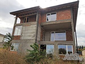 Новопостроена къща в с. Марково - РЗП 350 кв.м.