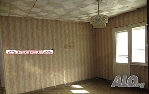 Етаж от къща на асфалтирана улица