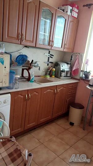 Двуетажна, масивна, обзаведена, къща в централната част на гр. Първомай