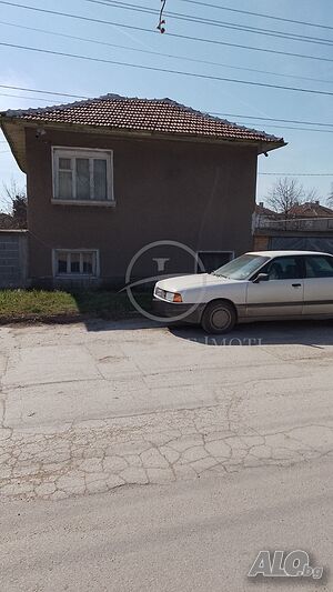 САМОСТОЯТЕЛНА КЪЩА С ДВОР