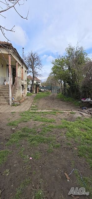 Къща в село лозарево на 2 етажа за ремонт 1000кв.м двор
