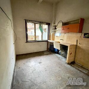 Тристаен апартамент в центъра на град Пазарджик (етаж от къща)