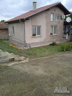 Продава къща