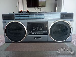 Антикварен модел, радиокасетофон-HITACHI. За ремонт, части.
