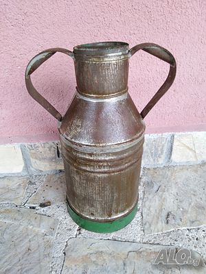 Продавам старинен метален съд в, който миналия век е събирано млеко(издоено).
