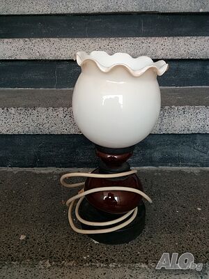 Продавам красива и стилна, старинна, нощна лампа. Работеща.