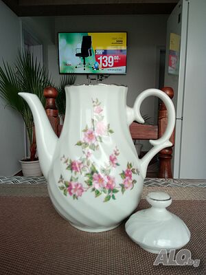 Продавам стара, малка, красива каничка. Порцелан. Сребърен кант.