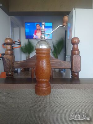 Продавам голяма, стара и красива, мелничка, за черен пипер и др. Работеща.