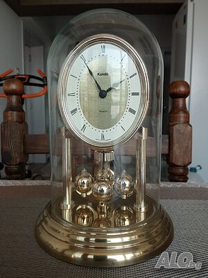 Продавам стилен и красив, немски, часовник Kundo. Стъклен купол
