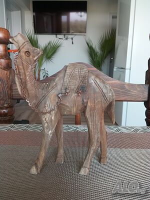 Продавам стилна и красива, статуетка-камила. Дърворезба. Ръчна изработка.