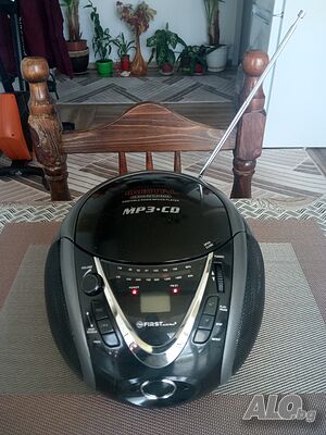 Продавам малка, компактна, аудио уредба-Радио+CD--Австрия. Работеща.