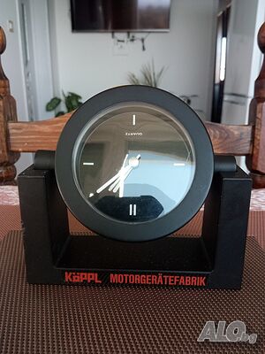 Интересен и оригинален, фирмен часовник. Работи.