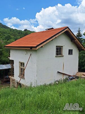 Къща с нов покрив и двор 1340 кв.м на 45 км от София - с. Гинци, община Годеч