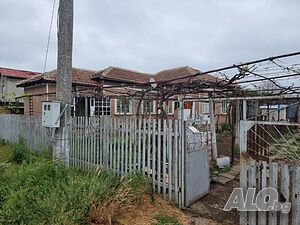 Продавам къща с дворно място в с. Дъбовик