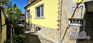Двуетажна къща за продажба с 3 спални, механа и гараж близо до центъра на гр. Айтос