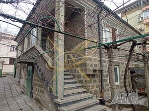 Двуетажна къща с двор в гр. Айтос