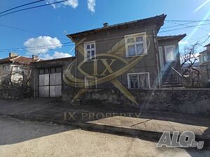 Къща с гараж и голям двор в Малко Търново