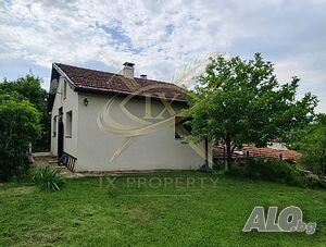 Къща с двор в спокойното и зелено село Зидарово