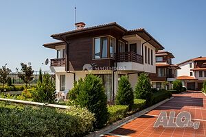 Двуетажна къща на метри от морето в село Лозенец