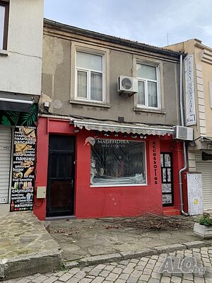 Стара двуетажна къща в град Созопол