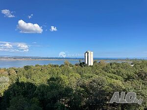 Тристаен апартамент с панорамна гледка към морето и парка, в Лазурен бряг, на комплекс Зорница, град..