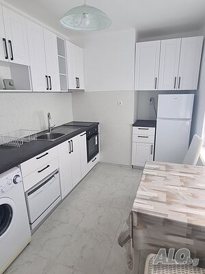 Двустаен, нов обзаведен, Въстанически