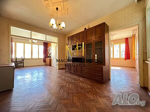 Аристократичен етаж от къща с дворно пространство в супер центъра до площад ”Баба Ганка”