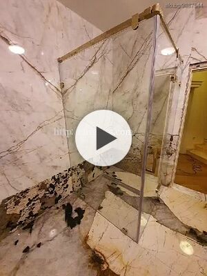 Стъклена душ кабина със златен обков и прозрачно стъкло от Ени глас