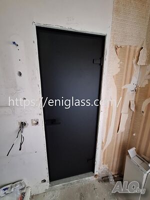 Стъклена врата със сиво обемно стъкло и алуминиева каса и черни панта и дръжка