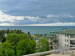 Тристаен апартамент с фронтална гледка към морето в Равда