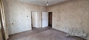 Две самостоятелни жилища, 110 кв.м. от дворното място в централната част на града!!!