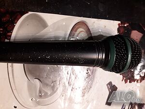 Продавам динамичен микрофон AKG D880