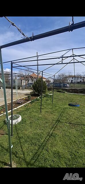 Продават се 2 Къщи с голям Двор и Близо до морето.