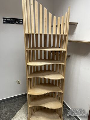 Продавам дървен стелаж