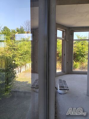 ИЗГОДНО!!! Панорамно търговско помещение с прилежащо дворно място за продажба в кв. Еленово!