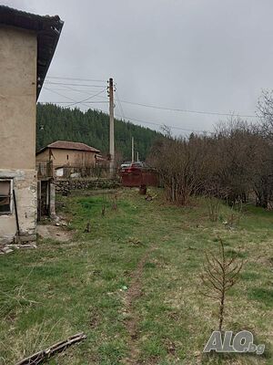Къща с двор в село Мала Църква