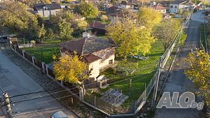 Монолитна обзаведена къща с голям двор Оризари