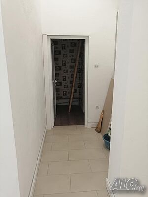 Самостоятелен магазин с голямо лице Въстанически
