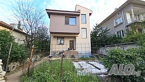 Самостоятелна триетажна къща с АКТ 16 Белащица