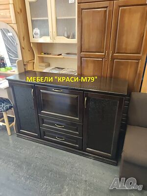 Скрин с чекмеджета и остъклени врати от масив в цвят.
