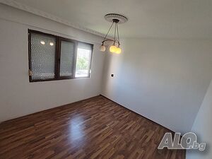 Продава двустаен апартамент кв. Дружба