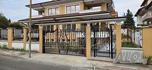Триетажна къща 360 кв.м РЗП 275 кв.м двор