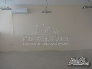 помещение подходящо за магазин, офис, салон или друг вид дейност.
