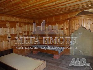 Двуетажна къща с двор в село Жеравна