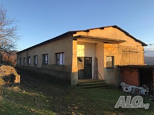 Продава масивен тухлен склад в с. Орлица -ГКПП Маказа.