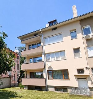 Продава се четиристаен апартамент с гараж в гр. Добрич, център